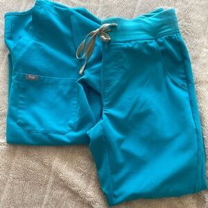 Small one pocket figs top with small jogger pants